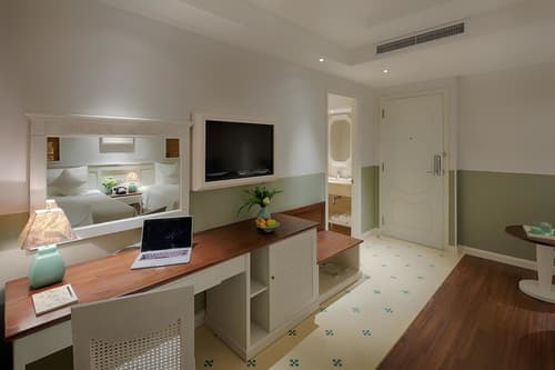 Au Lac Charner Hotel, Room