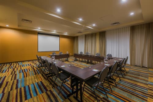 Fairfield Inn and Suites by Marriott Kamloops, Meeting facility