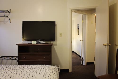 Bowen Motel, Room