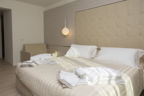 White Angel Hotel, Room