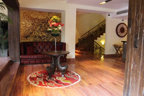 Druk Hotel, Interior entrance