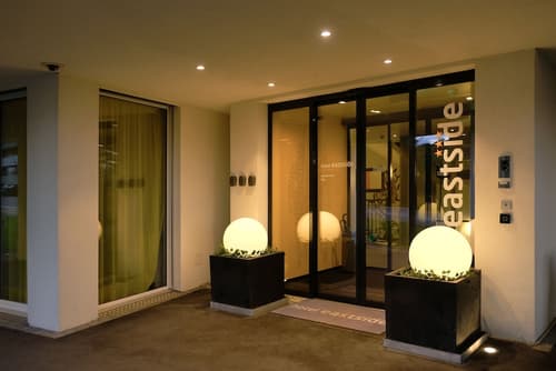 Hotel Eastside, Interior entrance