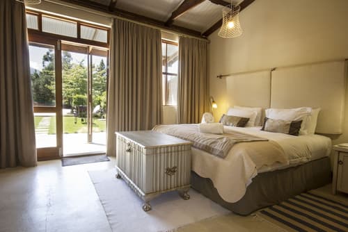 A Hilltop Country Retreat, Room