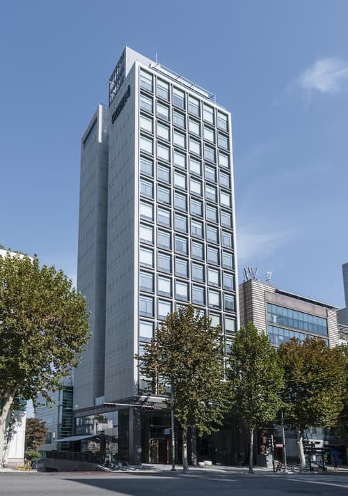 Hotel Cappuccino, Primary image