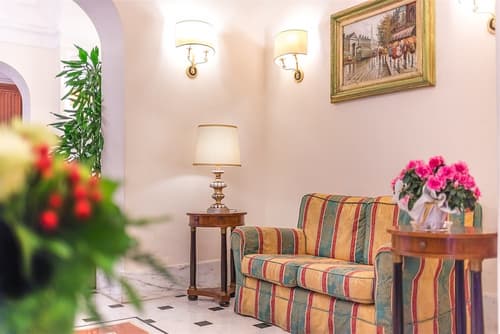 Raeli Hotel Lux, Lobby sitting area