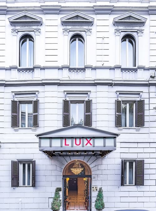 Raeli Hotel Lux, Front of property
