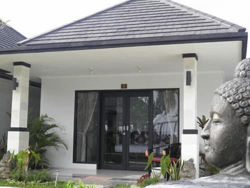 Kelapa Lovina Beach Villas, Front of property