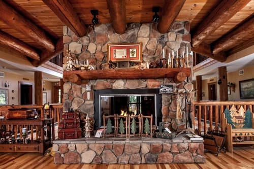 The Lodge at Grant's Trail, Lobby