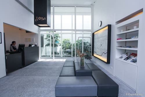 Lloyd's Inn, Lobby sitting area