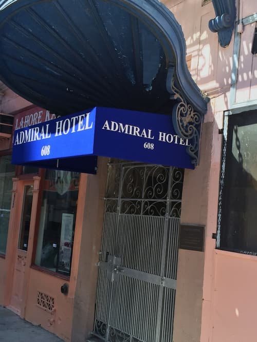 Admiral Hotel, Property entrance