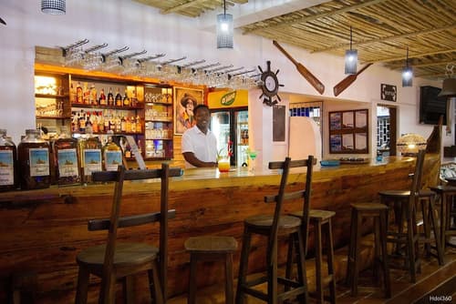 Le Grand Bleu, Bar (on property)