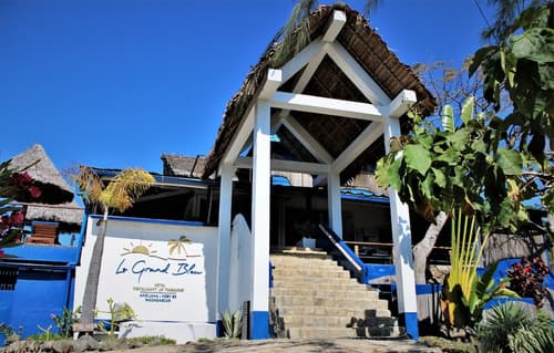 Le Grand Bleu, Property entrance