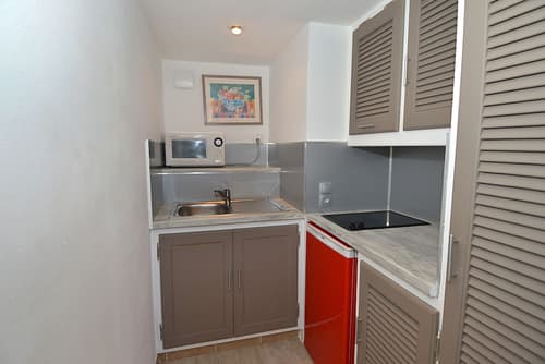 Lou Trelus, Private kitchenette