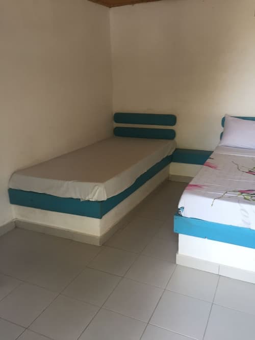 Les Cristaux Roses, Room