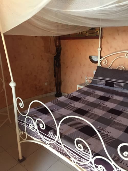 Les Cristaux Roses, Room