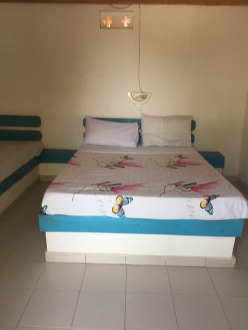 Les Cristaux Roses, Room