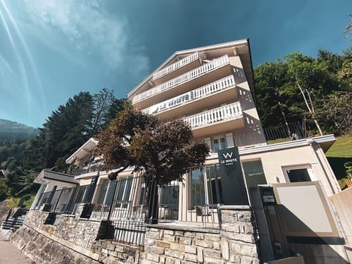 Le White, Primary image