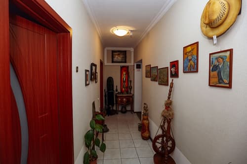 Hotel Isaka, Interior entrance