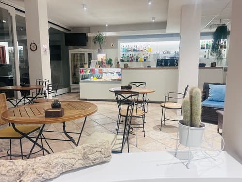 Hotel Miralonga, Poolside bar