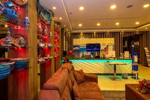 Grand Palace Hotel, Reception