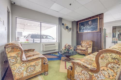 Camelot INN, Lobby sitting area