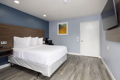 Days Inn by Wyndham Arroyo Grande/Pismo Beach, Room