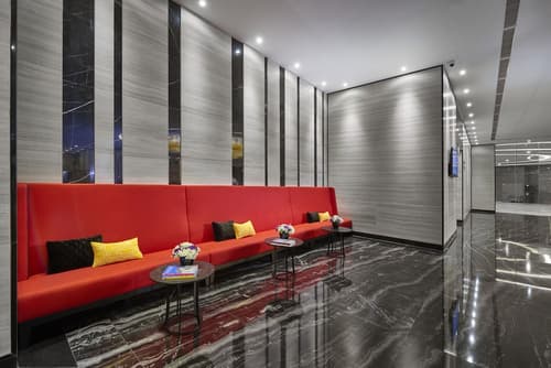 Hotel Boss, Lobby sitting area