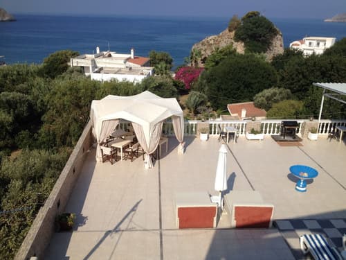 Alkyonis Apartments, Property grounds