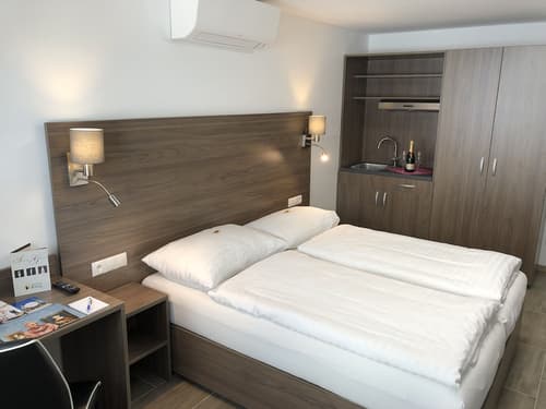 Hotel König, Primary image