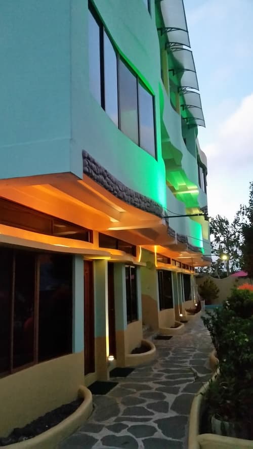 Galapagos Eco Friendly, Interior entrance