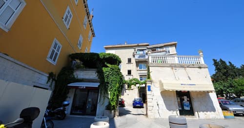 Nirvana Luxury Rooms, Front of property