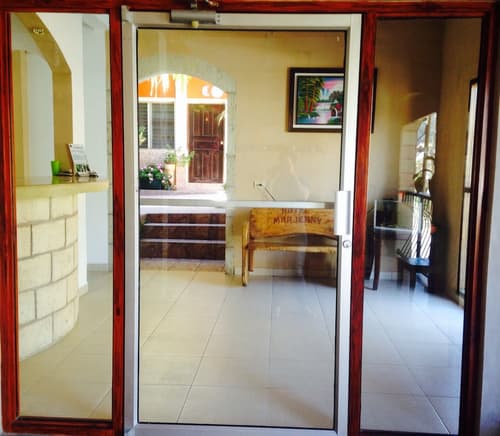 Hotel Marjenny, Reception