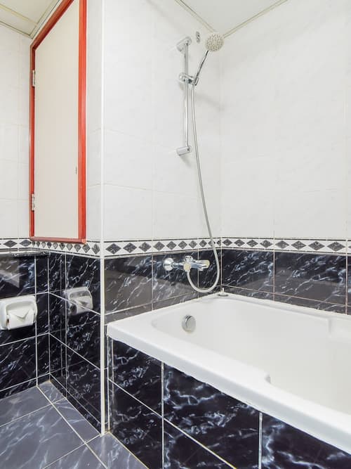 Landmark Summit Hotel, Bathroom