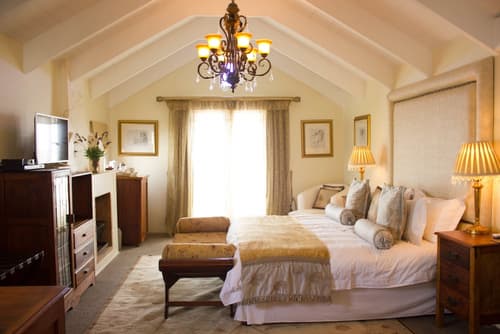 Paternoster Manor, Room