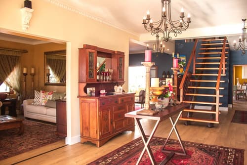 Paternoster Manor, Lobby