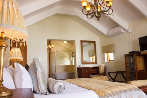 Paternoster Manor, Room