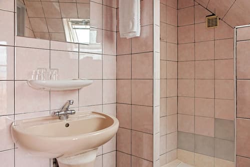 Hôtel de la Comète, Bathroom