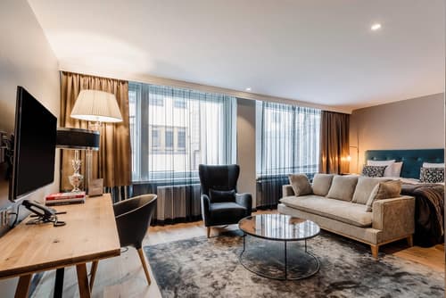 Hotel F6, Primary image