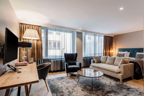 Hotel F6, Primary image