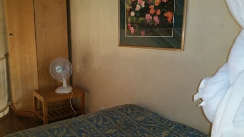Woodmere Serviced Apartments, Room