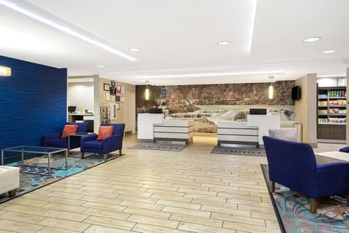 La Quinta Inn & Suites by Wyndham Kingman, Lobby