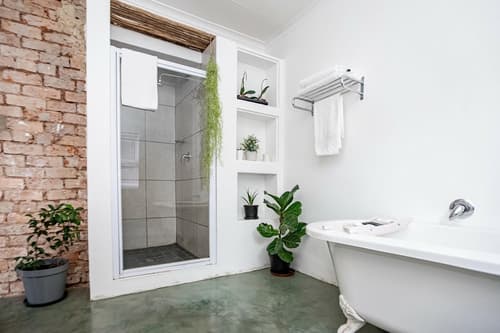 84 on Fourth, Bathroom