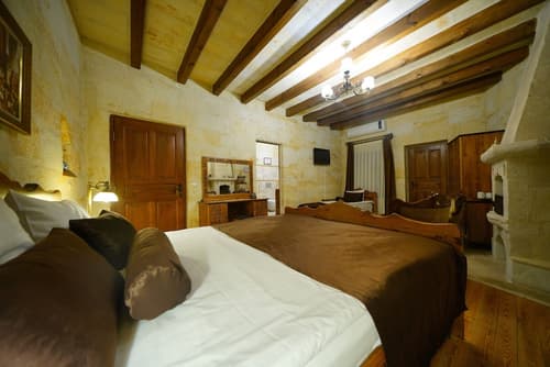 Harman Cave Hotel, Room