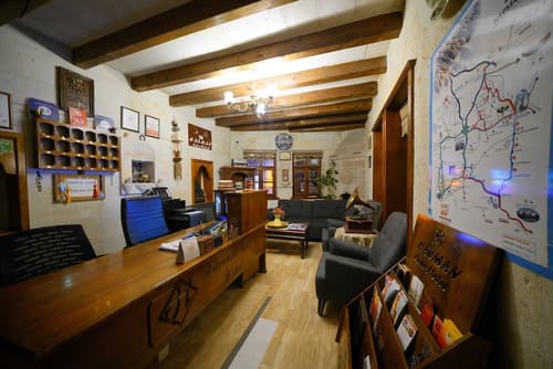 Harman Cave Hotel, Reception