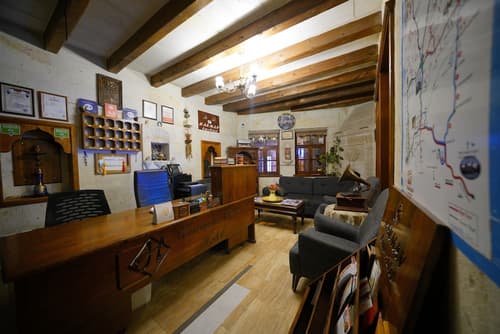 Harman Cave Hotel, Reception