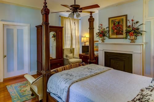 Steele Cottage, Room