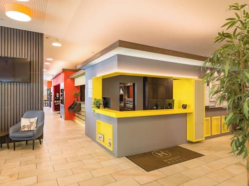 Hwest Hotel Hall, Reception