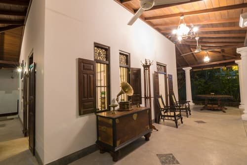 Green Villa, Interior entrance