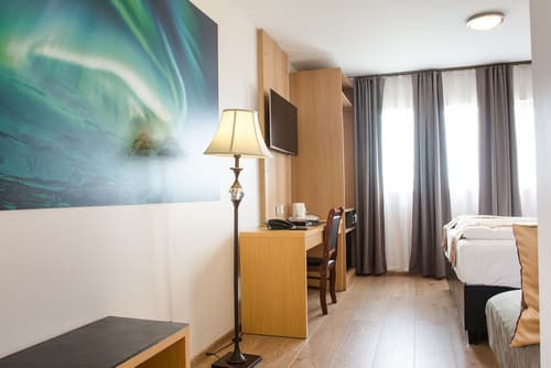 Hotel Jazz, Primary image