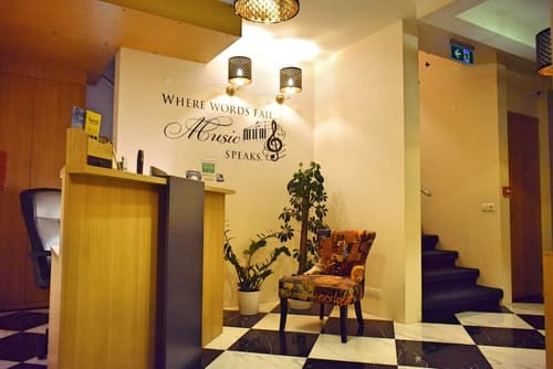 Hotel Jazz, Reception